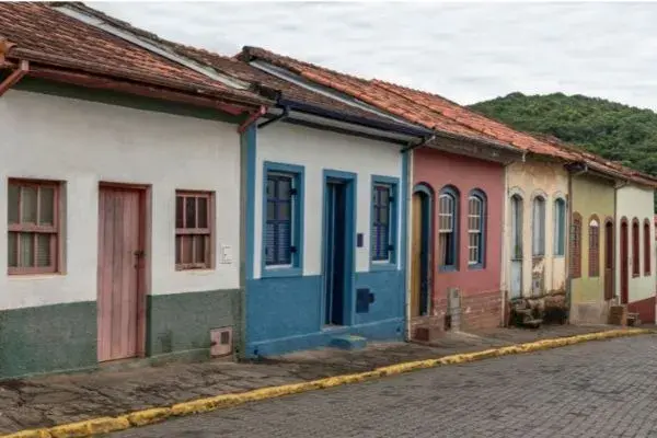O que torna uma cidade pequena parecida com cenário de filme